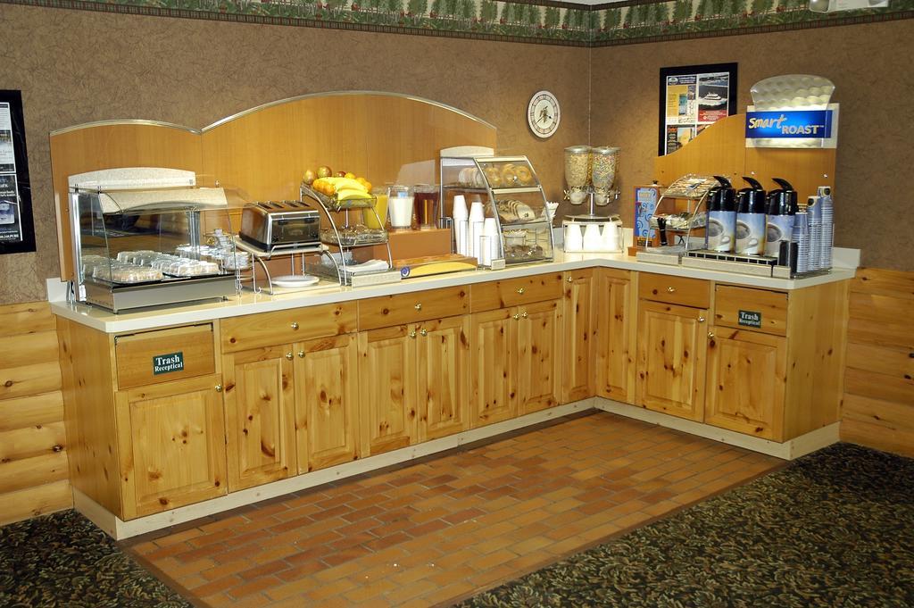 Pellston Lodge 餐厅 照片